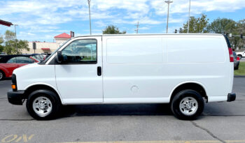 2015 Chevrolet G2500 Express Cargo Van full