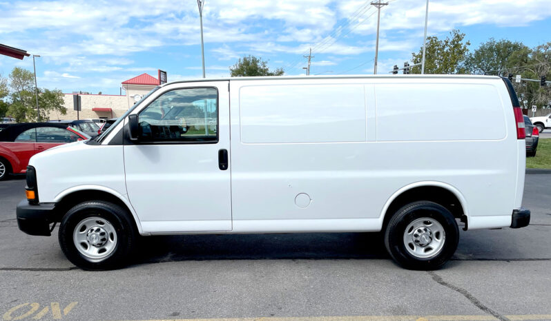 2015 Chevrolet G2500 Express Cargo Van full