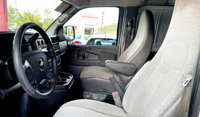 2015 Chevrolet G2500 Express Cargo Van full